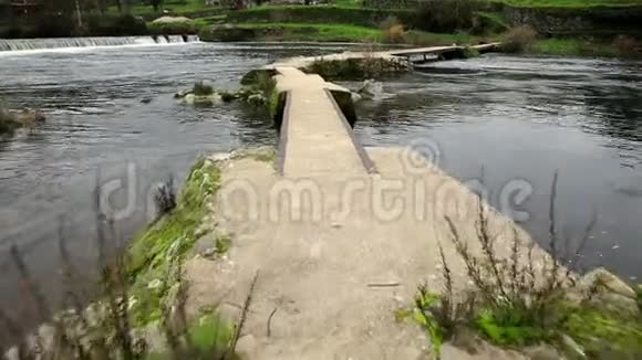 巴罗卡村Zezere河上的行人天桥视频的预览图