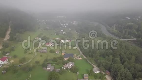 空中夏景前往喀尔巴阡山中的喀尔巴阡村乌克兰视频的预览图