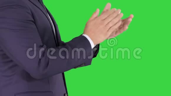 商人在绿色屏幕上拍手Chroma键视频的预览图