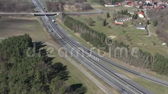 德国高速公路上的交通视频的预览图