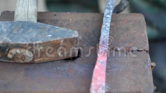 铁匠工作金属工匠村里私人铁匠铺的高地人铁匠锻造的谎言视频的预览图