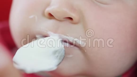 妈妈用勺子喂她的宝贝女儿视频的预览图