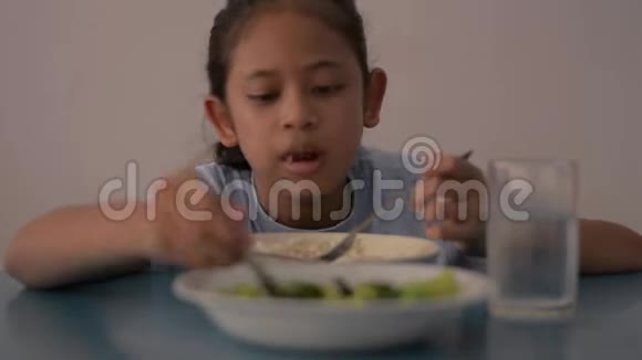 亚洲可爱的女孩午餐与流米和炒西兰花在桌子上视频的预览图