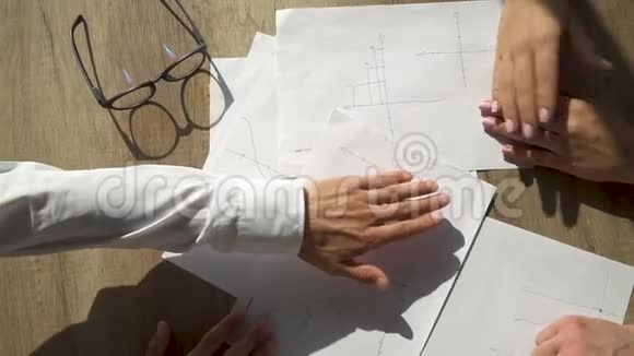 办公室工作人员双手相互折叠的特写视频的预览图