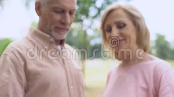 积极的老年夫妇用手和拥抱显示心脏体征温柔的关系视频的预览图