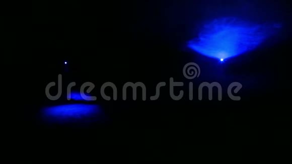 明亮轮廓的蓝光在黑暗中用烟毯照射视频的预览图