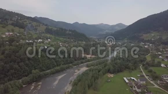 在喀尔巴阡山克里沃西夫尼亚乌克兰黑谢尔莫什河的夏季空中景色视频的预览图