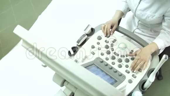 女医生在超声波监测仪检查病人视频的预览图