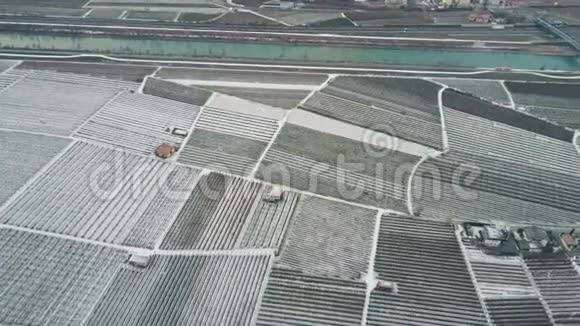 意大利北部雪覆盖的田野和农场的空中拍摄视频的预览图