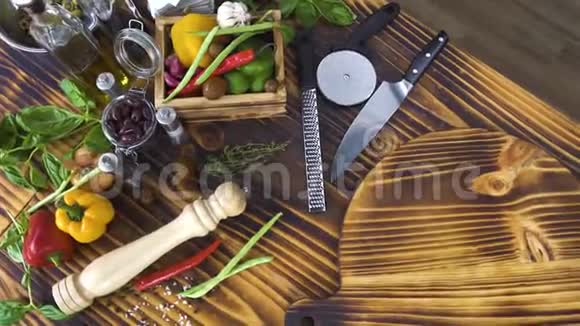木制桌子上的俯视食物成分食品背景新鲜蔬菜调味品草药鸡蛋和面粉视频的预览图