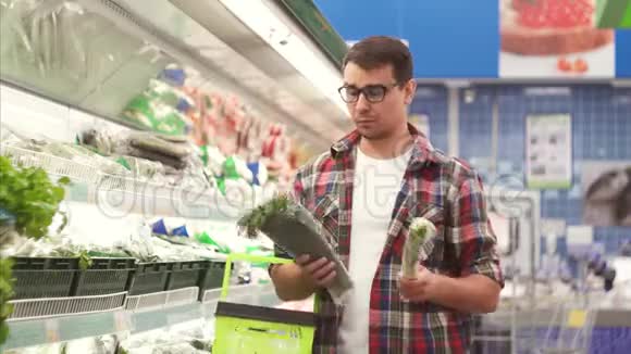 一个带篮子的人在超市买蔬菜时会选择买什么视频的预览图
