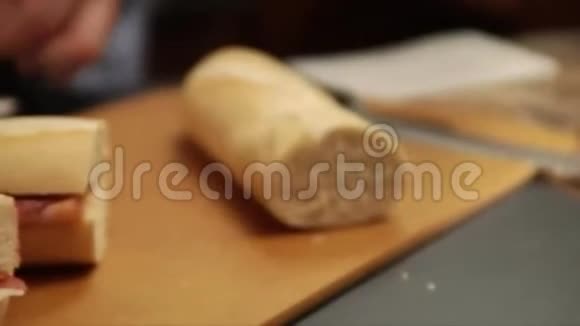 厨师准备帕尼尼三明治视频的预览图
