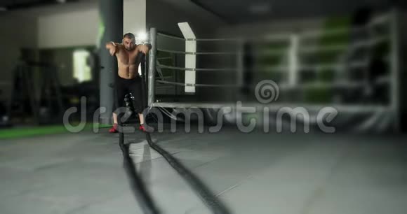 健身运动员在训练中使用战绳剧烈的锻炼慢动作视频的预览图