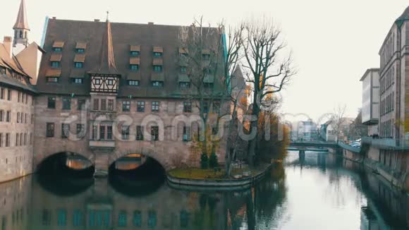 德国巴伐利亚纽伦堡圣灵医院是古老的疗养院现在是深秋的德国式餐厅视频的预览图