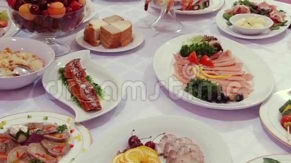 沙拉肉鱼水果草莓在桌子上视频的预览图