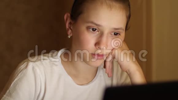 女孩晚上在笔记本电脑上查看电子邮件视频的预览图