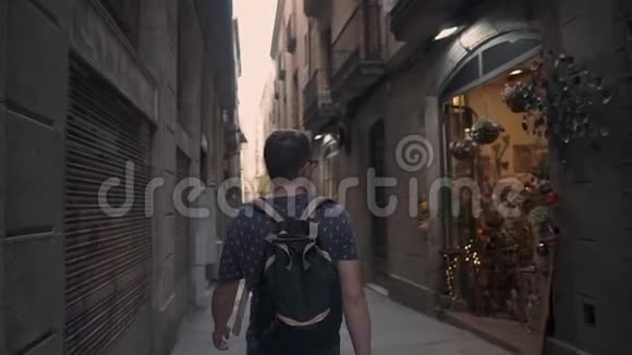 孤独的男游客正漫步在老街上寻找纪念品商店视频的预览图