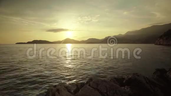 傍晚日落时海景山和大海黑山史维蒂斯特凡时间流逝视频的预览图