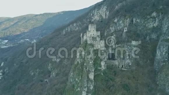 意大利萨罗诺被毁的中世纪哈德尔堡城堡的空中景色视频的预览图