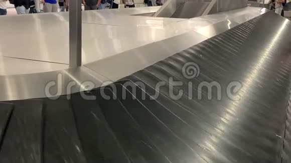 机场的行李传送带视频的预览图