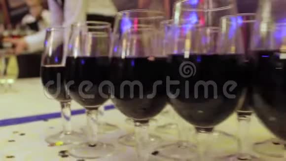 侍者在宴会上把酒倒进酒杯里视频的预览图
