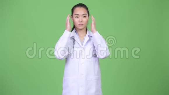 年轻美丽的亚洲女医生展示了三只聪明的猴子的概念视频的预览图