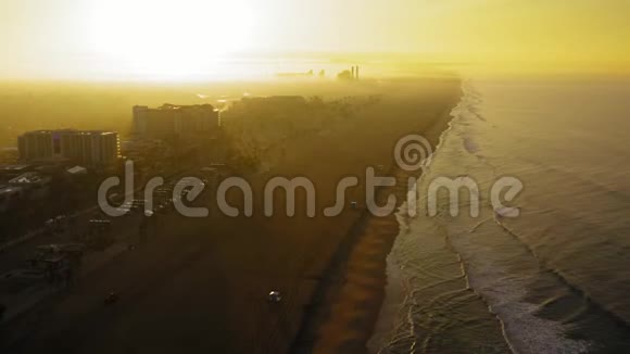 加州亨廷顿海滩金色朦胧的黎明视频的预览图