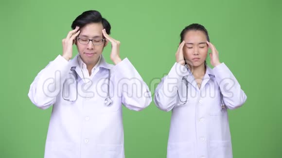 年轻的亚洲夫妇一起头痛的医生视频的预览图