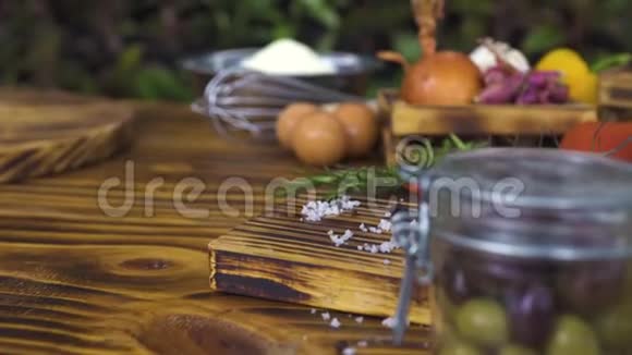 木桌上五颜六色的蔬菜调味品面粉和鸡蛋组成的食物蔬菜背景跟踪镜头视频的预览图