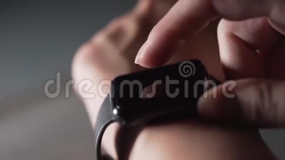 关闭使用智能手表的宏图手指触摸智能手表视频的预览图