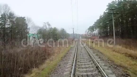 FPV无人驾驶飞机沿铁路飞行前景视频的预览图