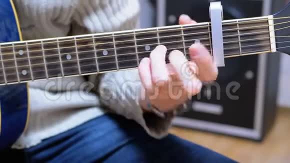 盖伊音乐家演奏带有卡波的声学吉他视频的预览图