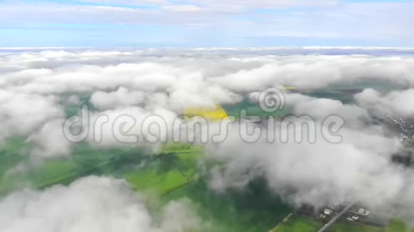 在云中飞翔在云中飞翔云层在镜头上移动在云中飞翔视频的预览图