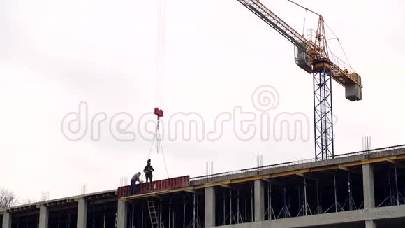 施工现场有工人和一台建筑起重机视频的预览图