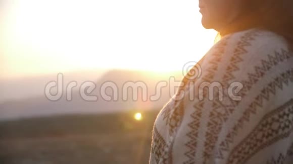 夕阳下一位迷人的中年妇女的肖像闭着眼睛看风和喜悦视频的预览图