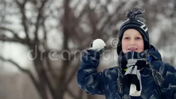 高清特写镜头一个男孩扔雪球视频的预览图
