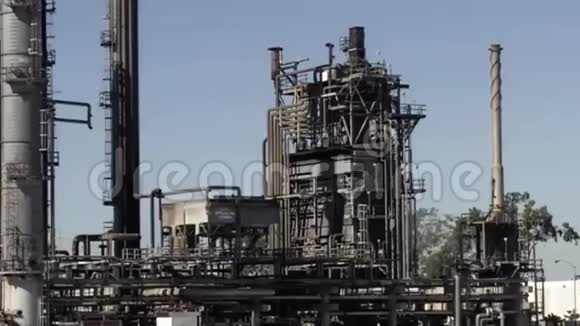 旧炼油厂的老炼油塔视频的预览图