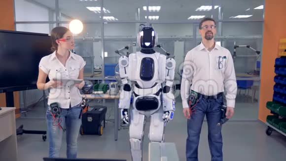 机器人在一个男性工程师的控制下重复动作视频的预览图