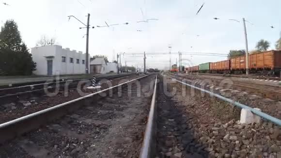 用火车穿过铁轨视频的预览图