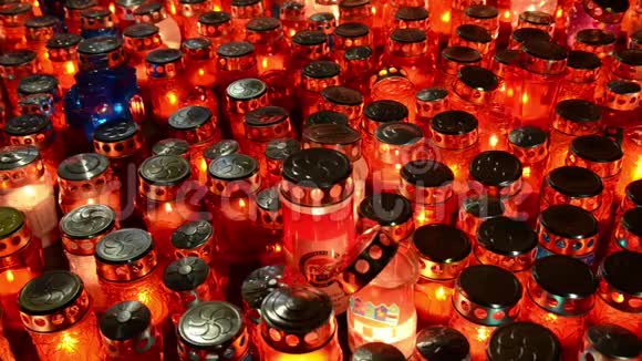 小学内部空的学校教室晚上在墓地燃烧着许多模糊的蜡烛蜡烛在g上发光视频的预览图