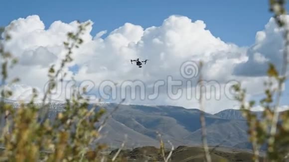 DJIInspire1PRO无人机在群山之间腾空而起视频的预览图