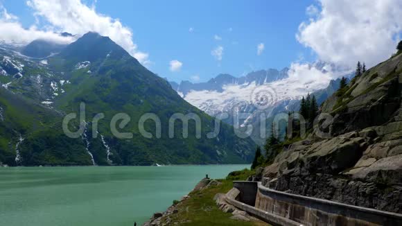 瑞士阿尔卑斯山奇妙的山湖瑞士令人惊叹的自然视频的预览图
