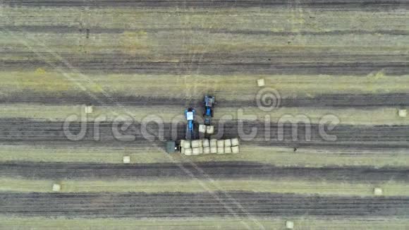 麦田联合收割机和拖拉机农业机械收获视频的预览图