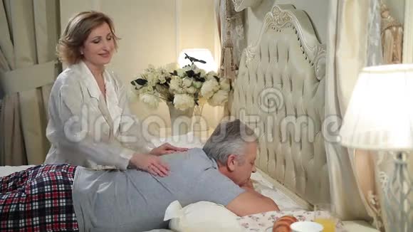 成熟的女人在床上给年长的男人按摩视频的预览图