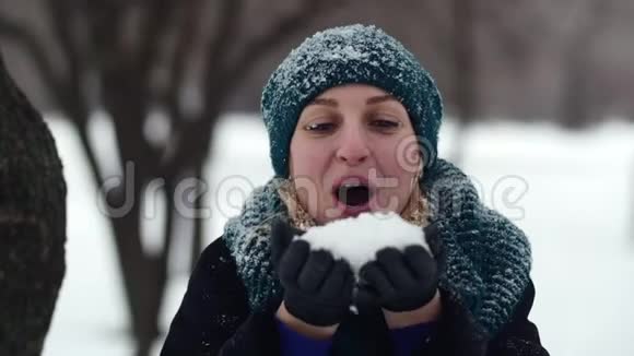 一个年轻女子吹出整个雪掌视频的预览图