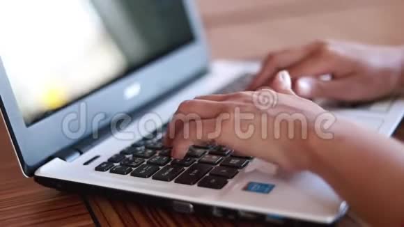 办公桌上的女性手写电脑在办公室工作视频的预览图