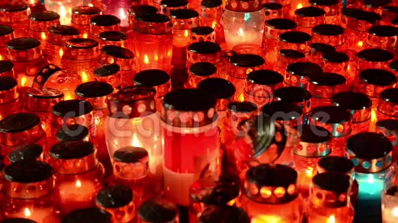 小学内部空的学校教室晚上在墓地燃烧着许多模糊的蜡烛蜡烛在g上发光视频的预览图