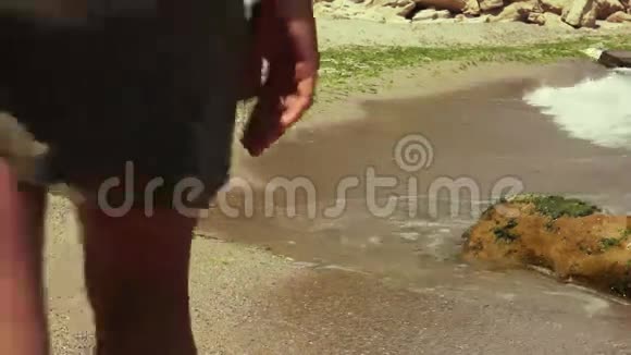在海滩上散步的女人视频的预览图