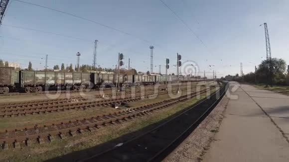 车站货物铁路货车平稳运行视频的预览图