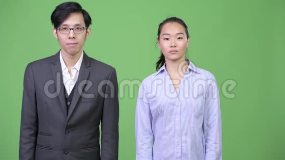 一对年轻的亚洲商业情侣看起来很内疚视频的预览图